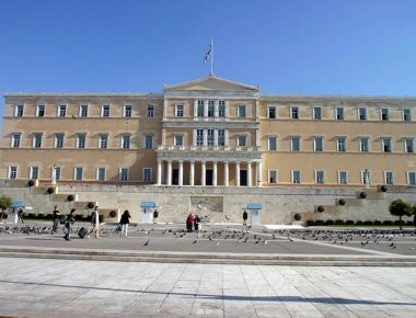 Ένταση στην Βουλή για τον «ευτελισμό των θεσμών»